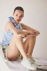 Zapatillas grises con cordones y suela blanca.