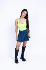 Body color naranja de tejido de punto acanalado, con breteles anchos y escote cuadrado.