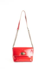 Cartera mini de cuero roja, versátil, con doble correa y un bolsillo interior.