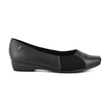 Zapato casual Usaflex de cuero color beige, con puntera redondeada y detalle de elástico en los laterales. Diseño de la línea Care Juanetes, con tecnología para el cuidado de los pies.