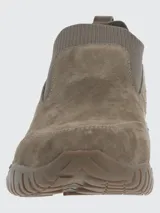 Zapato slip on de gamuza color marrón, con cuello elástico y suela de goma con tecnología Spinal.