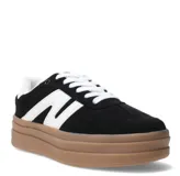 Championes urbanos Miss Carol Akok, color beige con suela marrón y detalles en blanco.