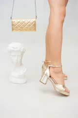 Sandalias rojas de cuero con plataforma y taco cuadrado.