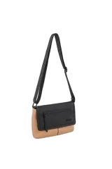 Morral de hombro con correa ajustable, cuerpo bicolor en negro y camel. Presenta un compartimento frontal con cierre y un pequeño logo grabado en la solapa negra.