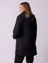 Campera capitoneada color beige, marca Weatherproof, con capucha desmontable, cierre central, bolsillos delanteros con cierre, tajo lateral con botones y forro interno a tono.