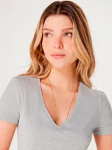 Camiseta rosa de manga corta con cuello en V y corte entallado.