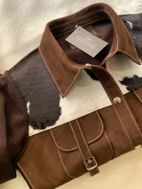 Campera marrón con detalles en blanco y negro con estampado animal print, de corte recto y mangas largas negras.