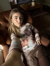 Aros colgantes dorados con forma de hojas.