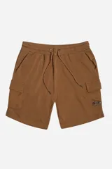 Bermuda cargo marrón de felpa sin frisa, con cintura elástica, bolsillos laterales y logo estampado.