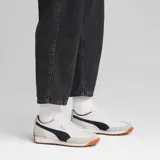 Championes Puma Easy Rider Mix de hombre, color blanco con detalles en negro y suela color caramelo.