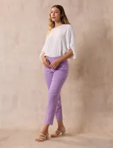 Pantalón recto verde esmeralda de gabardina elastizada, marca Zac & Rachel. Tiene pretina ancha con faja interna modeladora, bolsillos simulados en la parte delantera y bolsillos ojal en la parte trasera.