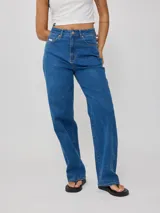 Pantalón de jean recto color negro gastado, confeccionado en 98% algodón y 2% elastano.