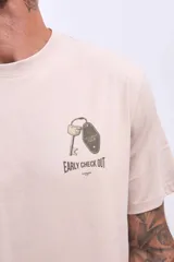 Remera blanca de algodón con estampado pequeño de un teléfono antiguo y texto en el pecho.
