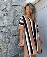 Vestido tejido de algodón con rayas verticales en tonos beige, blanco y negro, con escote en V y mangas cortas.