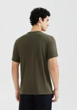 Camiseta básica de manga corta, cuello redondo y calce regular, color rojo jaspeado.