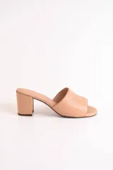 Sandalia color piel de cuero vacuno, con diseño minimalista y elegante. Su capellada amplia brinda buen agarre al pie y su plantilla pullman asegura una pisada acolchada y extra confortable. El taco ancho de 6,5 cm aporta altura y estabilidad, mientras que el forro y la plantilla en cuero garantizan frescura y durabilidad.