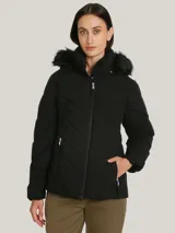 Campera acolchada negra de Tommy Hilfiger con cuello alto forrado en piel sintética, cierre de cremallera, bolsillos laterales y detalles distintivos de la marca.