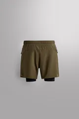 Shorts deportivos color verde oliva con calza interior negra, de tejido técnico ligero y elástico. Cuenta con cintura elástica ajustable con cordón, bolsillos laterales con cierre de cremallera, bajo con aberturas laterales y detalle de logo estampado.