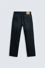 Jeans azul oscuro de corte recto, con largo al tobillo, confeccionados en denim de algodón con efecto lavado. Diseño de cinco bolsillos y cierre frontal con botones.