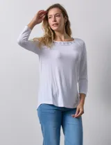 Remera celeste de modal con cuello cuadrado y apliques de aros metálicos.