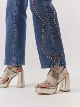 Sandalias de cuero color bronce, con plataforma y taco geométrico.