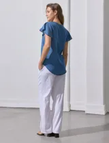 Blusa de tencel azul, marca Alex & Parker. Escote en V con botones y manga corta amplia con volados.