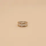 Anillo ancho en plata 925 con banda central satinada y bordes en oro.