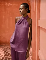 Conjunto de blusa con cuello halter y espalda abierta y pantalón con elástico.