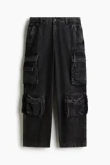 Pantalón cargo de denim negro con efecto lavado, corte holgado, tiro caído y múltiples bolsillos con solapa.