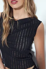 Top sin mangas color terracota, con cuello cascada y tejido de punto acanalado y calado.