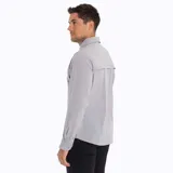 Camisa manga larga color verde oliva, confeccionada en poliéster y spandex. Cuenta con cuello camisero, cierre con botones, bolsillo en el pecho y protección solar UPF 50+.