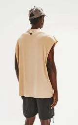 Remerón beige de corte extra oversize con hombros caídos, cuello redondo y doble costura. Confeccionado en algodón premium americano muy suave al tacto.