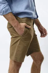 Bermuda color marrón claro, de corte recto y largo a la rodilla.