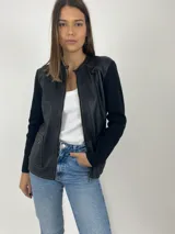 Campera negra con frente de cuero, mangas largas de tejido de lana y cierre frontal con cremallera.