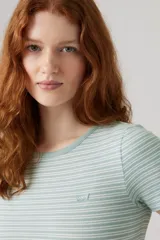 Remera ajustada de punto acanalado color celeste con rayas horizontales blancas y logo bordado en el pecho.