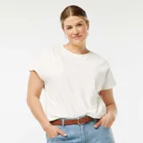 Camiseta blanca de algodón de manga corta con cuello redondo.