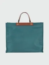 Bolso tipo shopper Longchamp modelo Le Pliage Cabas L, color verde esmeralda con solapa y asas cortas de cuero marrón.