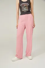 Pantalón de vestir rosa con textura, corte recto, tiro alto y bolsillos cargo laterales.