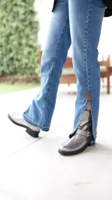 Pantalón de jean celeste de corte recto, con bolsillos delanteros y traseros, y etiqueta de cuero marrón en la parte posterior de la cintura.