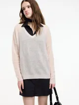Sweater color rosa claro de tejido liviano con escote en V.