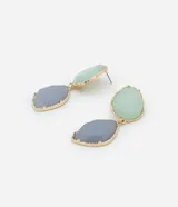 Maxi aros colgantes con baño de oro claro y piezas de resina contrastantes en celeste y lila.