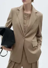 Blazer marrón claro con cuello de pico con solapa, dos bolsillos de ribete laterales, tejido mezcla de lana, solapas con muesca, manga larga con puños abotonados, diseño recto y cierre delantero de botón.
