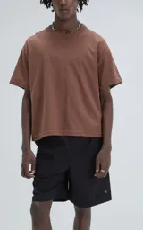 Remera de manga corta y cuello redondo, color marrón (mocca), con calce boxy fit y ligeramente más corta que otros modelos.
