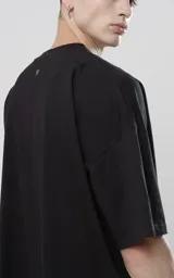 Remera negra de manga corta con calce boxy fit, confeccionada en tejido jersey 24/1 americano.