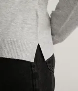 Polera marrón de punto con cuello alto y mangas largas.