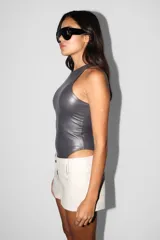 Body gris de microfibra con textura PU, corte ajustado y escote deportivo. Cuenta con broches snap en la entrepierna y elástico interno en el contorno de tiro para mejor ajuste.