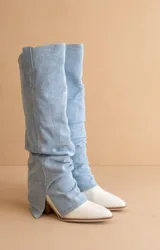 Bota de caña alta color celeste denim con puntera blanca y taco de madera.