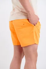 Short de baño verde liso con cintura elástica.