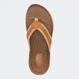 Ojotas negras con tiras superiores de tela suave y suela exterior ligera y duradera.