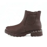 Bota corta marrón de cuero sintético, con elástico lateral y detalle de pespuntes en forma de rombos. Tiene suela track y un aplique metálico plateado en el talón.